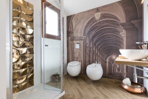 Douche, articles de toilette écologiques, sèche-cheveux, bidet