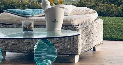 Fabulous exclusive villa with sea view close to the beach