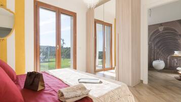 4 sovrum, vÀrdeförvaringsskÄp pÄ rummet och skrivbord