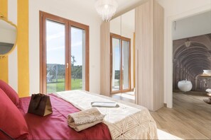 4 habitaciones, caja de seguridad en la habitación y escritorio