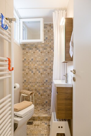 Departamento, 1 habitación | Baño | Regadera, secadora de cabello, toallas, shampoo 