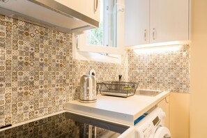 Apartment, 1 Bedroom | Private kitchen | Fridge, microwave, oven, stovetop