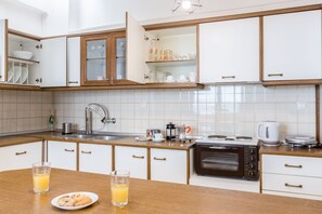 Apartment, 1 Bedroom | Private kitchen | Fridge, oven, stovetop, coffee/tea maker