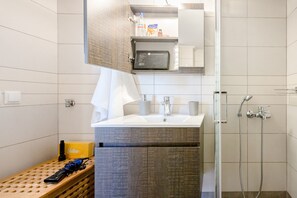 Apartment, 1 Schlafzimmer | Badezimmer | Dusche, Haartrockner, Handtücher