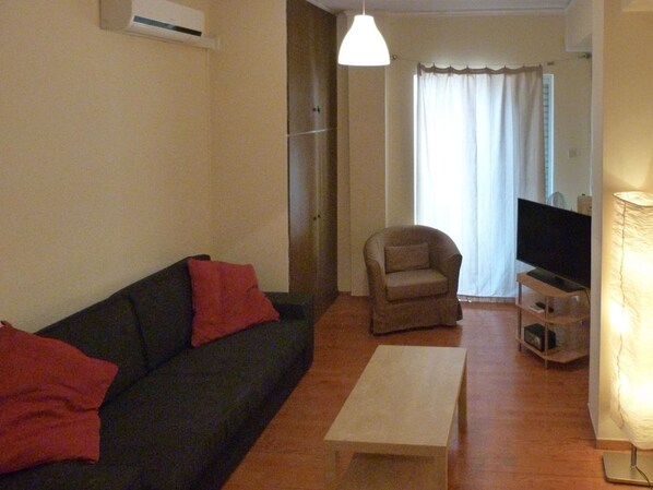 Apartment | Living area | Flat-screen TV - Homely Spacious Studio near Seafront (Chalcis)