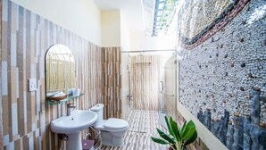 Un baño moderno con ducha, inodoro y lavabo.