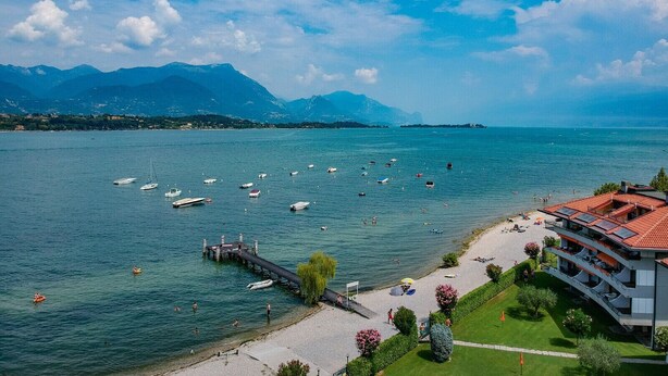 A coastal hotel with a view of the lake and mountains. - Sogno del Lago: in front lane of the beach in Manerba del garda (Manerba del Garda)