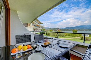 Outdoor dining - Sogno del Lago: in front lane of the beach in Manerba del garda (Manerba del Garda)