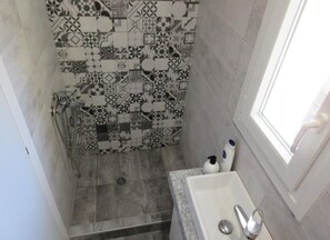 Apartment, City View | Bathroom | Shower, towels - Bit Pazar (Thessaloniki)