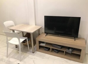 Deluxe Apartment | Living room | Flat-screen TV - Bit Pazar (Thessaloniki)