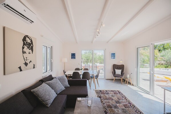 Biệt thự, 2 phòng ngủ | Phòng khách | TV màn hình phẳng, lò sưởi