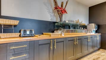 Desayuno continental diario (EUR 15 por persona)