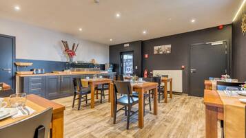 Desayuno continental (EUR 15 por persona)