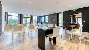 A conference room with a long table, multiple chairs, and a modern design. - Hotel Mosa (Oupeye)