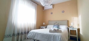 1 Schlafzimmer, Schreibtisch, Bügeleisen/Bügelbrett, Reisekinderbett