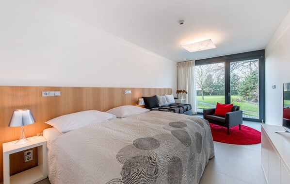 غرفة كلاسيكية مزدوجة أو بسريرين منفصلين | أغطية فراش متميزة وخزنة داخل الغرفة ومكتب وستائر تعتيم