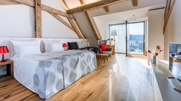 Premium bedding, in-room safe, desk, blackout curtains