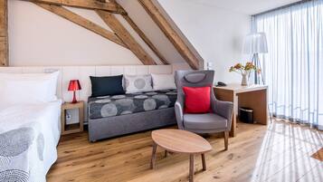 Chambre Deluxe double ou avec lits jumeaux | Salle de séjour | Téléviseur