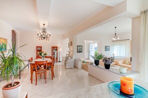 In-room dining - Light Filled Spacious Private Villa with Pool (Chania)