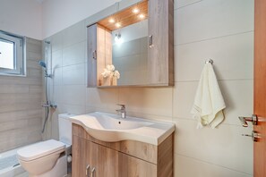 Villa | Bathroom | Free toiletries, towels, soap, toilet paper