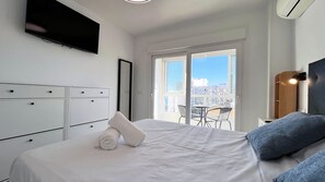 2 bedrooms, iron/ironing board, travel cot, free WiFi - Mshome Pool with Soul of the Sea (Benalmadena Costa)