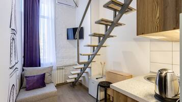 Apartment (Split level) | Wohnbereich | LCD-Fernseher