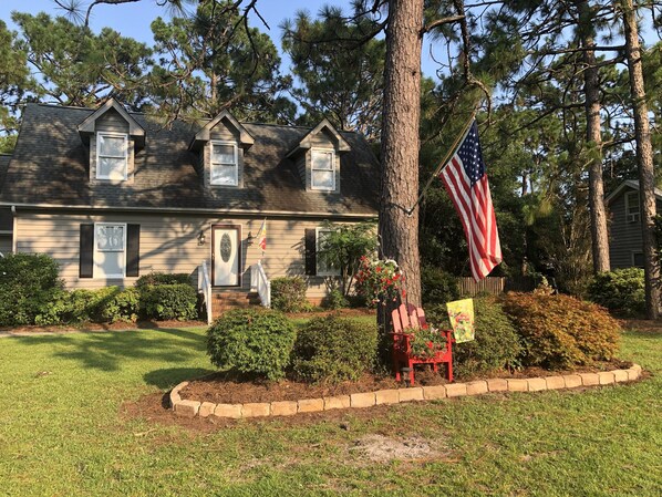 Exterior - Relax! Enjoy Fabulous Local Restaurants & all Wilmington has to offer... (Wilmington)