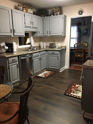 Fridge, microwave, oven, stovetop - Relax! Enjoy Fabulous Local Restaurants & all Wilmington has to offer... (Wilmington)