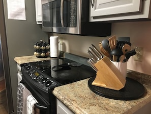 Fridge, microwave, oven, stovetop - Relax! Enjoy Fabulous Local Restaurants & all Wilmington has to offer... (Wilmington)