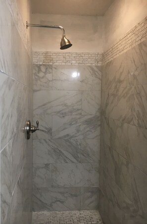 Ensemble douche/baignoire, sèche-cheveux, serviettes fournies, savon
