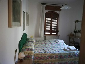 Habitación clásica, 2 habitaciones | Edredón, escritorio, wifi gratis y ropa de cama 