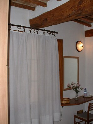 Cubrecamas, escritorio, wifi gratis y ropa de cama