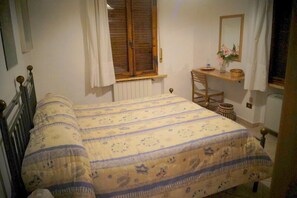 Habitació clàssica, 2 dormitoris | Cobrellits, escriptori, wifi gratuïta i roba de llit 