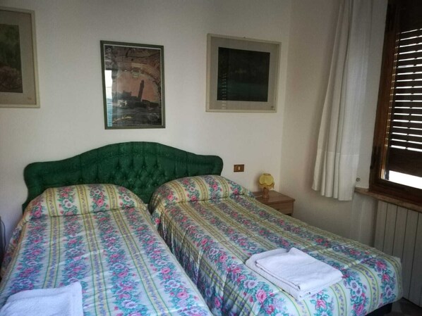 Habitación clásica, 2 habitaciones | Edredón, escritorio, wifi gratis y ropa de cama 