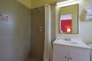 Kostenlose Toilettenartikel, Handtücher