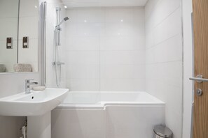 Apartment, 2 Bedrooms | Bathroom | Towels, toilet paper