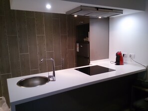 Een koelkast, een microgolfoven, een kookplaat