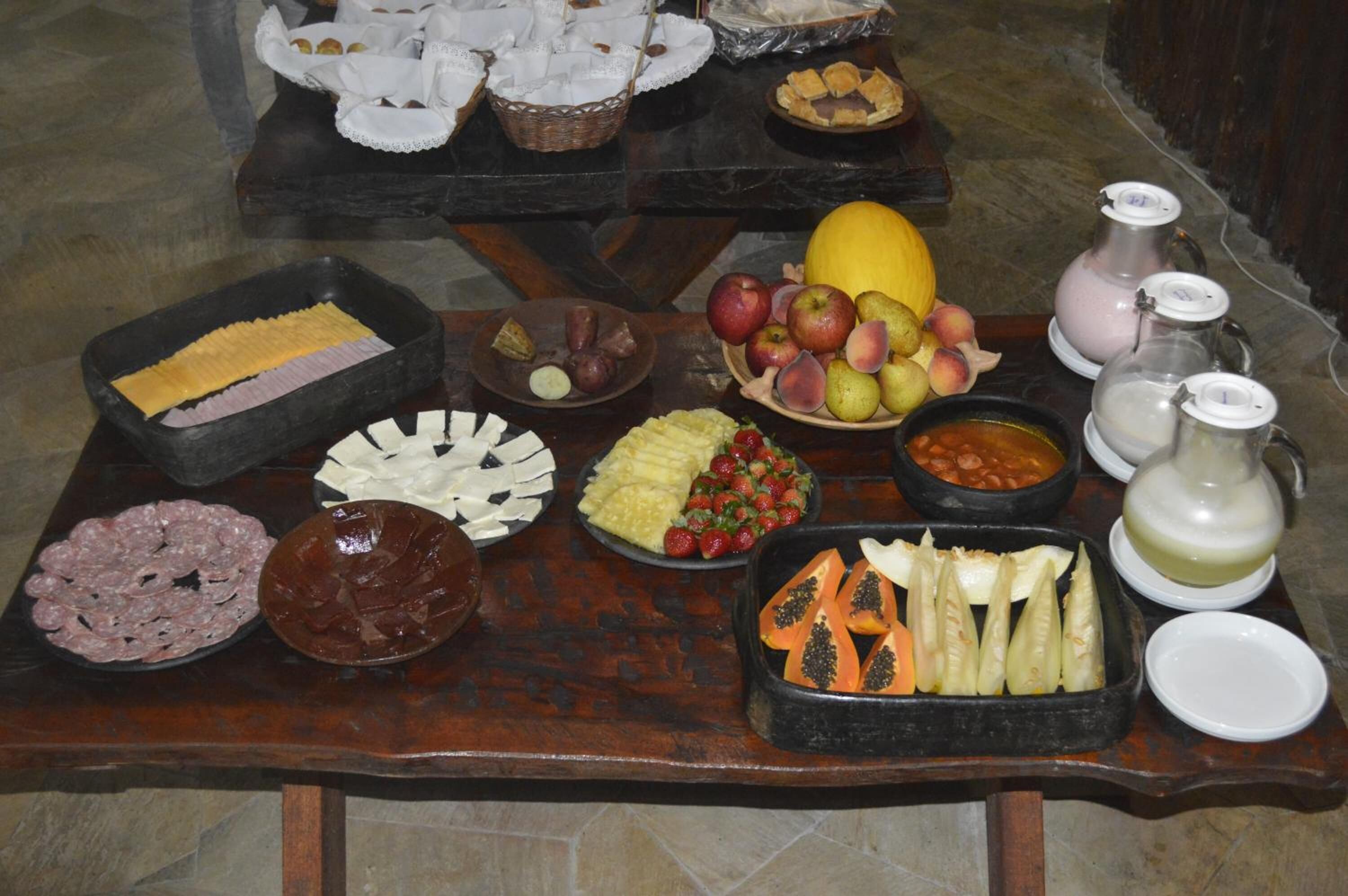 Ein Tisch mit verschiedenen Speisen, darunter Obst, Gemüse und Fleisch.