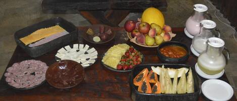 Ein Tisch mit verschiedenen Speisen, darunter Obst, Gemüse und Fleisch.
