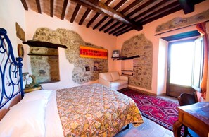 Kahden hengen huone | Yksilöllisesti sisustettu, yksilöllisesti kalustettu, työpöytä