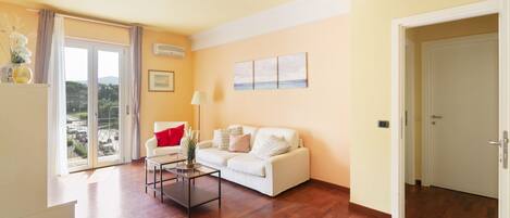 City-Zimmer, 2 Schlafzimmer | Wohnbereich | 32-Zoll-Flachbildfernseher mit Digitalempfang, Fernseher