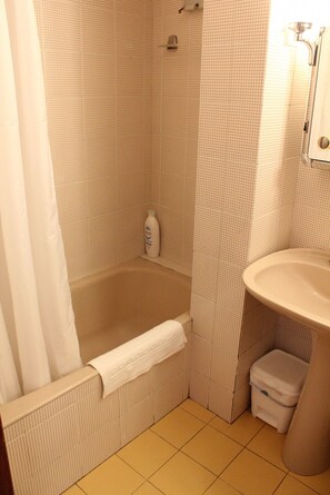 Tina, secadora de cabello, toallas 