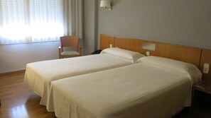 办公桌、笔记本电脑工作区、婴儿床、折叠床/加床（额外收费）