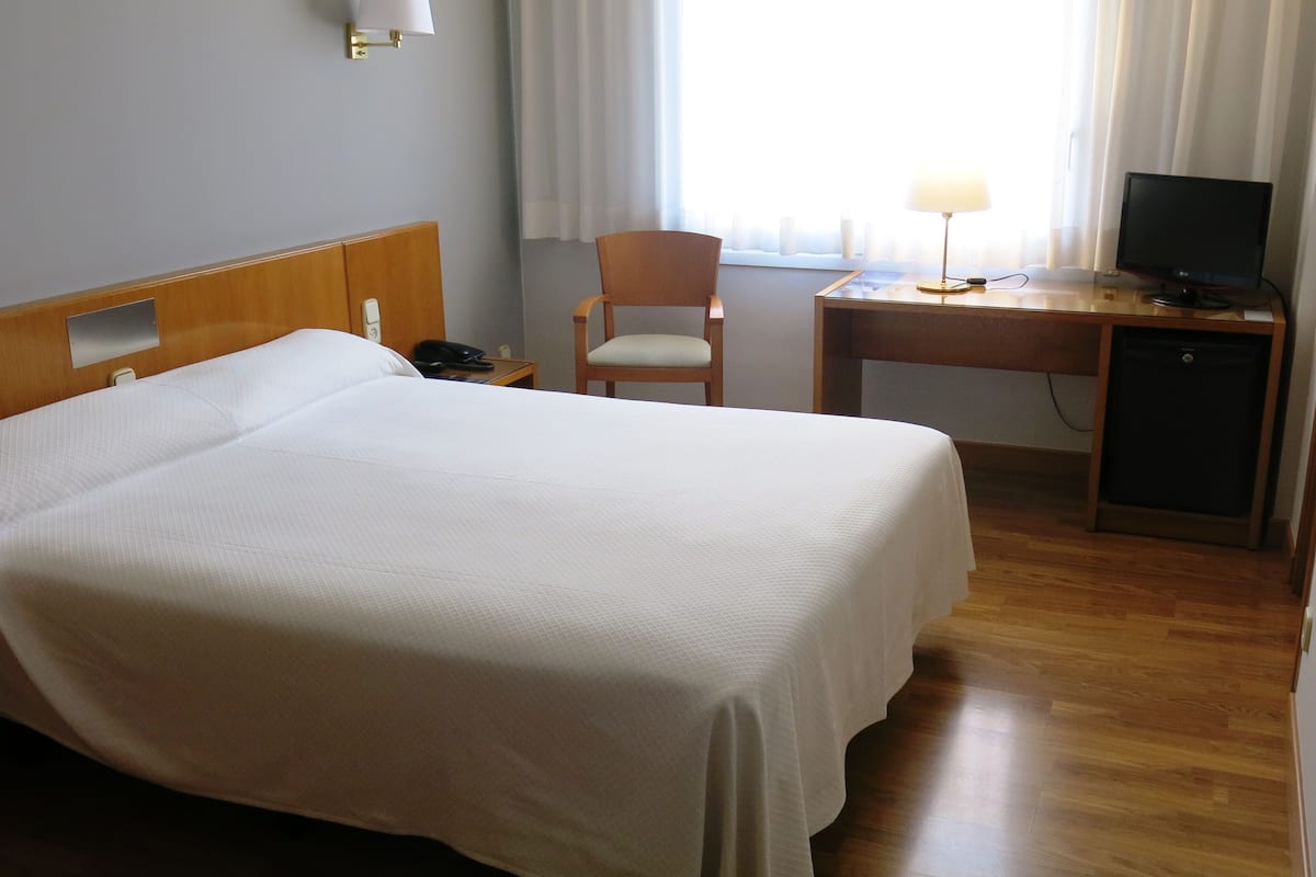 Tweepersoonskamer, voor 1 persoon | Een bureau, een laptopwerkplek, babybedden, extra bedden