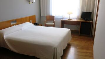 Tweepersoonskamer, voor 1 persoon | Een bureau, een laptopwerkplek, babybedden (toeslag)