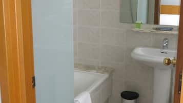 Een bad, een diep bad, gratis toiletartikelen, een haardroger