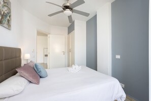 Tabla de planchar con plancha, wifi gratis y ropa de cama 
