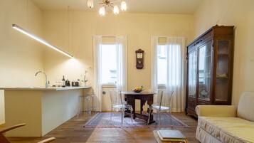 Appartamento Deluxe, 3 camere da letto | Area soggiorno | TV a schermo piatto