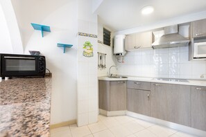 Een koelkast, een microgolfoven, een oven