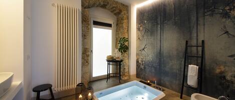 Suite, bain à remous (4) | Bain à remous privé